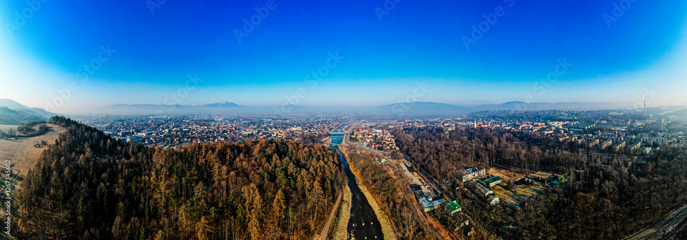 Miasto Żywiec w górach zimą, panorama z lotu ptaka od strony rzeki Koszarawa i Soła