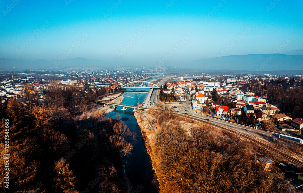 Miasto Żywiec w górach zimą, panorama z lotu ptaka od strony rzeki Koszarawa i Soła