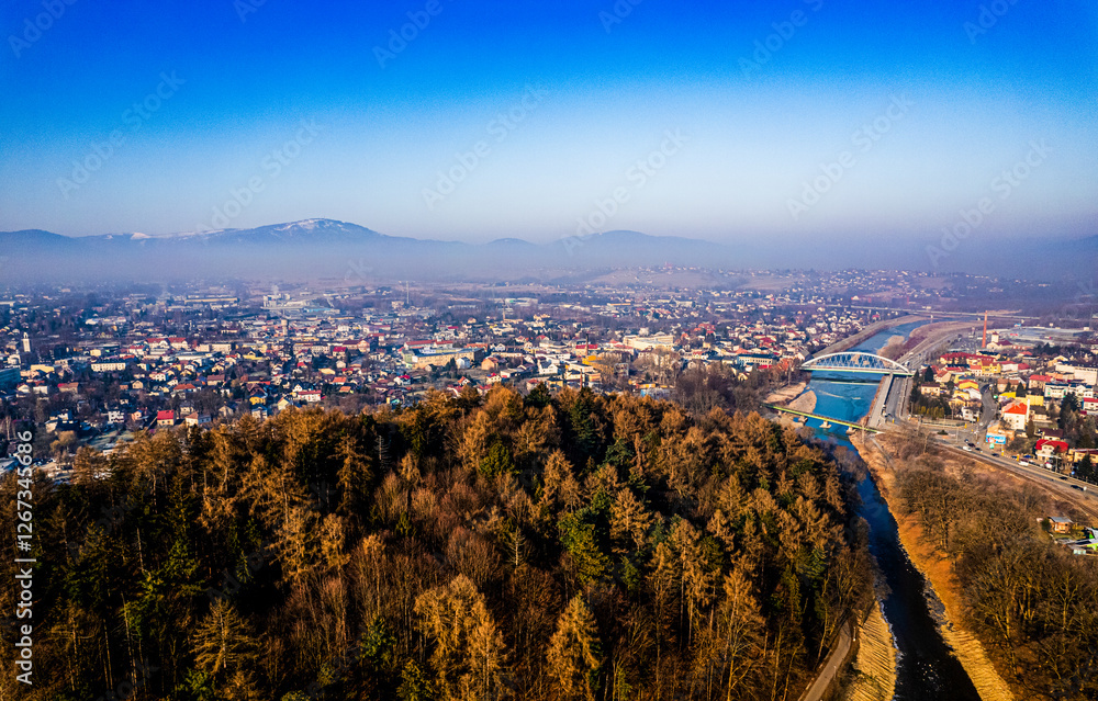 Miasto Żywiec w górach zimą, panorama z lotu ptaka od strony rzeki Koszarawa i Soła