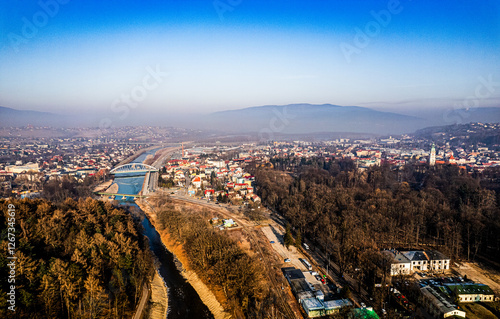 Obraz na płótnie Miasto Żywiec w górach zimą, panorama z lotu ptaka od strony rzeki Koszarawa i Soła w salonie