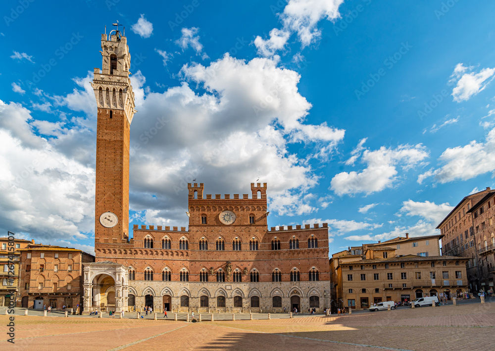 Fototapeta premium Piazza del Campo und Palazzo Pubblico in Siena