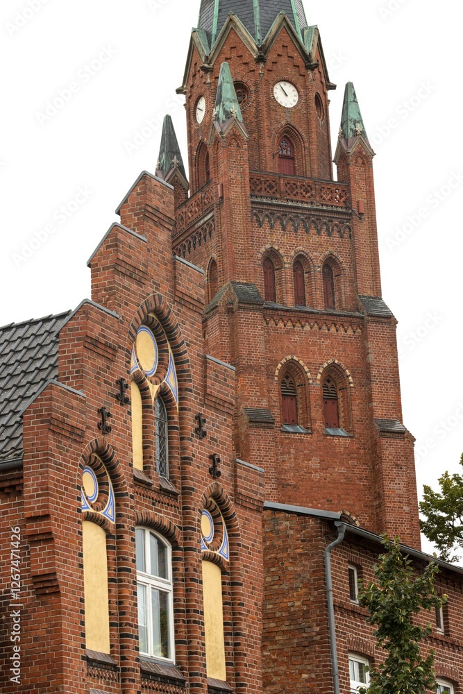 Schöne Backsteingotik an der St. Marien Kirche in Röbel, Mecklenburg-Vorpommern, Ostdeutschland
