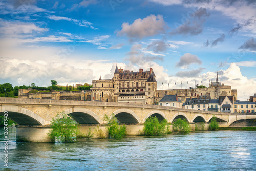 Quadro su tela Amboise village, bridge and medieval castle. Loire Valley, France