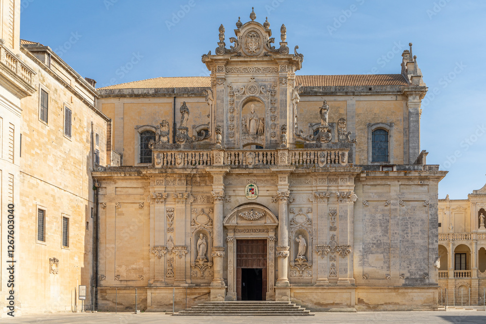 Fastueux portail du Duomo, à Lecce, dans les Pouilles, Italie