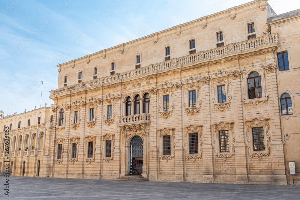 Imposante façade du Palazzo del Seminario, sur la Piazza del Duomo, à Lecce, dans les Pouilles, Italie Imposante façade du Palazzo del Seminario, sur la Piazza del Duomo, à Lecce, dans les Pouilles, Italie