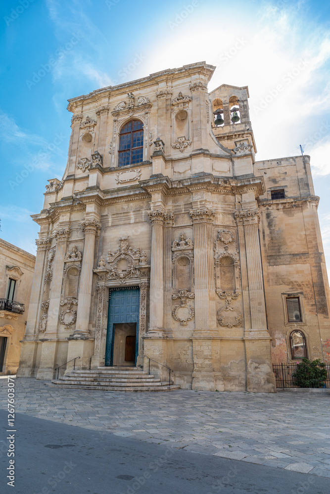 Fototapeta premium Exubérante façade de la Chiesa di Santa Chiara, à Lecce, dans les Pouilles, Italie