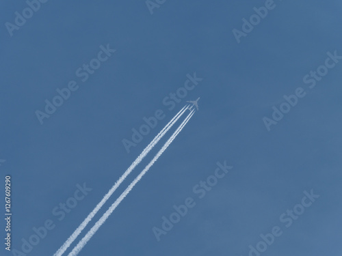 Kondensstreifen am Himmel