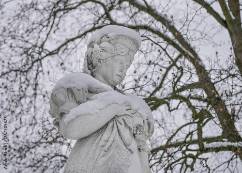 Winter, Schnee, Denkmal Königin Luise von Preußen, Luiseninsel, Großer Tiergarten, Tiergarten, Mitte, Berlin, Deutschland photo