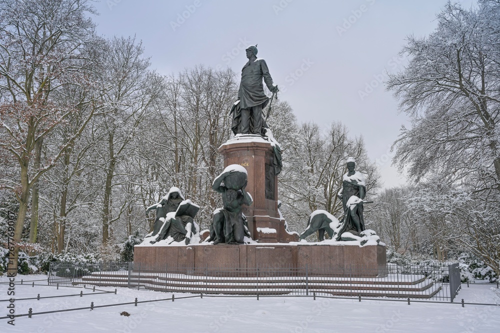 Fototapeta premium Winter, Schnee, Bismarck Nationaldenkmal, Großer Stern, Tiergarten, Mitte, Berlin, Deutschland