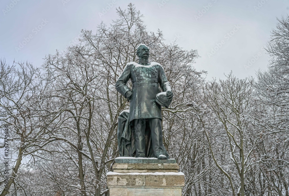 Fototapeta premium Winter, Schnee, Denkmal Albrecht von Roon, Großer Stern, Tiergarten, Mitte, Berlin, Deutschland