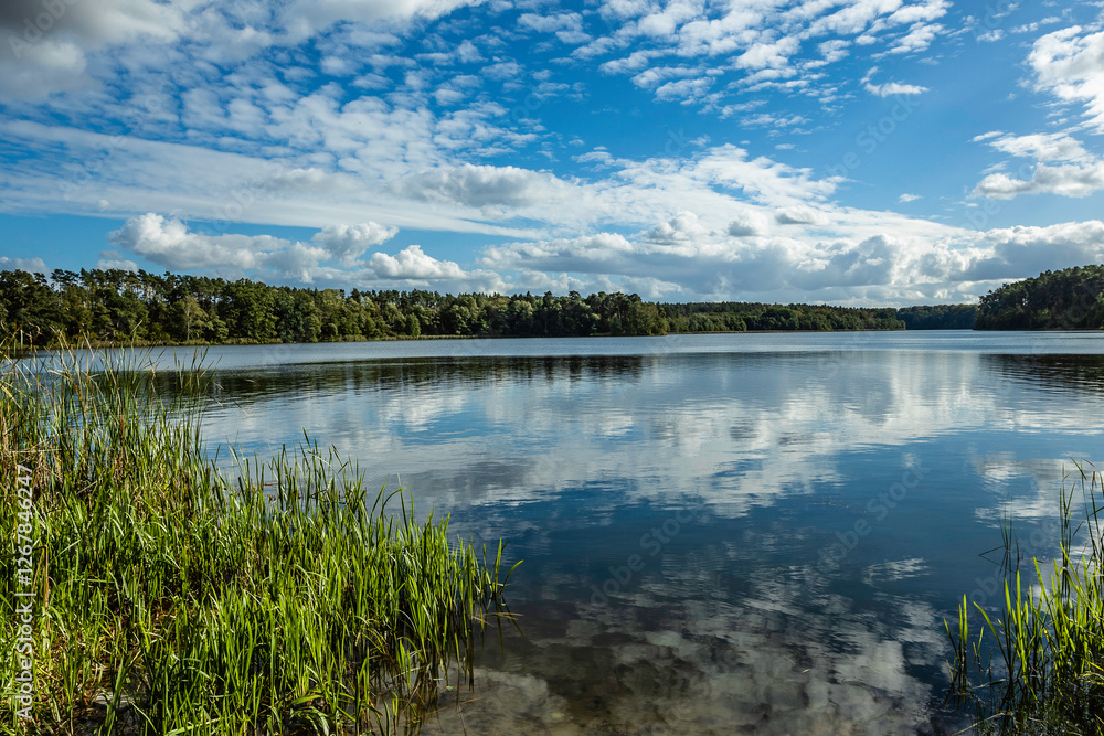 Jezioro Lutomskie w Sierakowskim Parku Krajobrazowym.