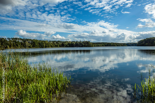 Obraz na płótnie Jezioro Lutomskie w Sierakowskim Parku Krajobrazowym. w salonie