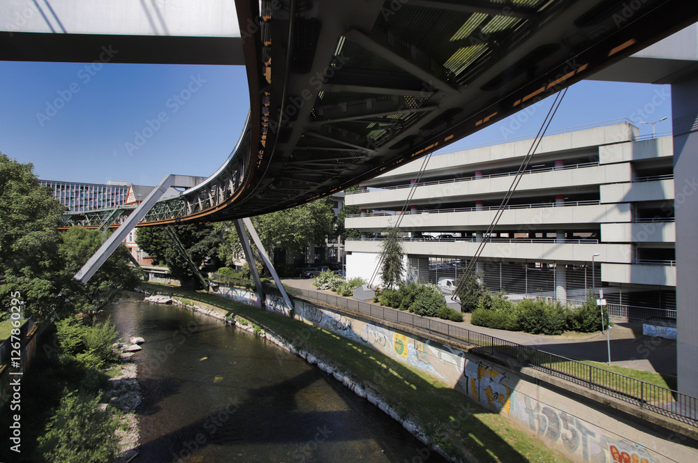 Wuppertal, Schwebebahn am Parkhaus kurz vor der großen Kreuzung am Alten Markt Wuppertal, Schwebebahn am Parkhaus kurz vor der großen Kreuzung am Alten Markt