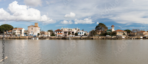  Panorama des berges de l'Hérault à Agde, France. photo