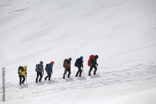 Obraz na płótnie alpinism in the snowy mountains w salonie