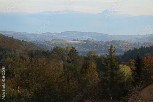 Panorama pięknych widoków tuż nad ranem. Mgłą spowija dolinę. photo