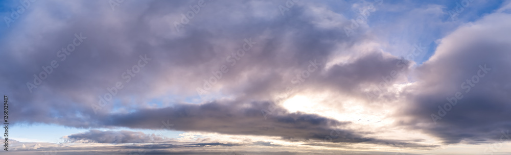 Obraz premium Moody Cloudscape Sky Over British Columbia Showcasing Natural Atmospheric Beauty