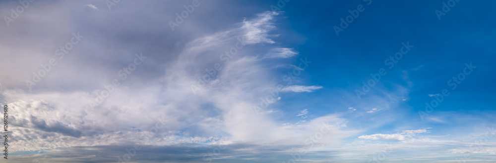 Obraz premium Majestic Cloudscape Over Clear Blue Sky in British Columbia, Canada