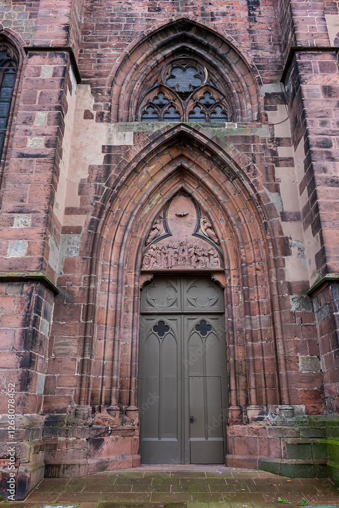 Fototapeta premium Gothic Church of Saint George (Eglise Saint-Georges de Selestat, from 1230). Originally dedicated to Blessed Virgin Mary, church named after Saint George since 1500. Selestat, Alsace, France.