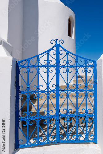 Blaue Tür in einer weißen Mauer, Oiai, Santorin photo