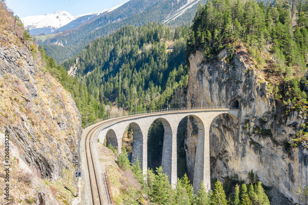 Φωτογραφία View from above of Landwassen railway viaduct in the Swiss Alps on a sunny sprin