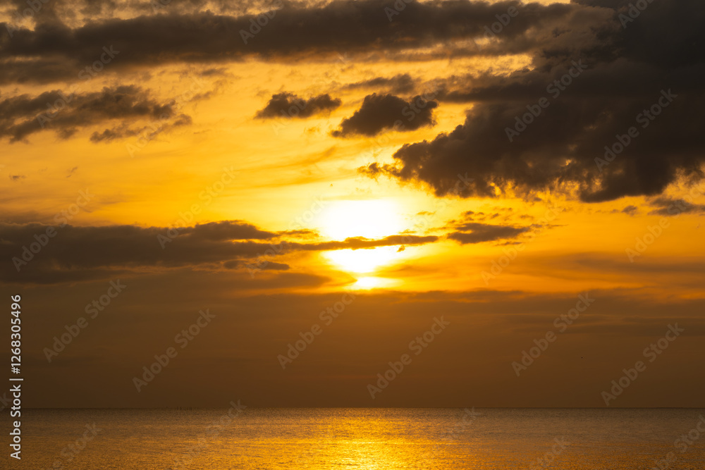 Obraz premium Enjoy a panoramic view of the skyline. The sun rises in the morning sky with colorful clouds. and beautiful cloud patterns In the soft light of the morning 