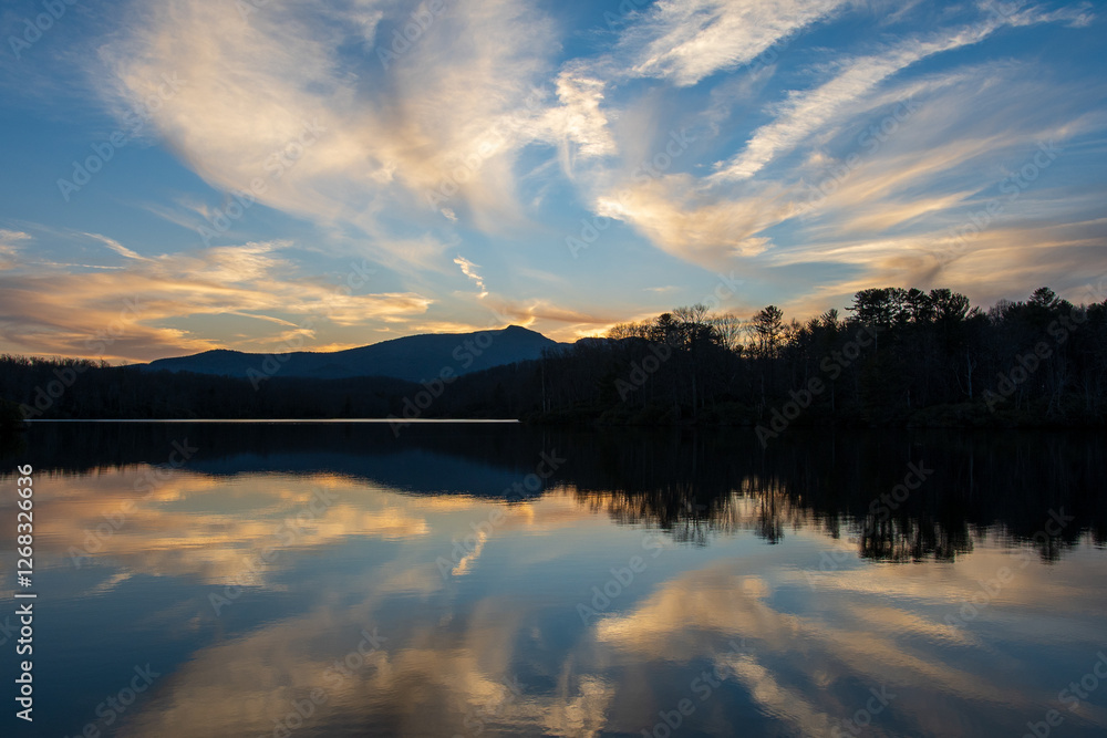 Fototapeta premium Mountain lake sunset on the Blue Ridge Parkway