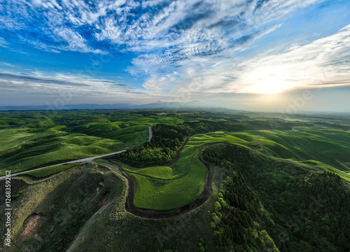 Obraz na plátne 大地、風景、パノラマ、展望、空撮、朝日、日の出、道路、自然、絶景、阿蘇、熊本、日本、台地、高原、高地、森林、草原、グリーン、明日、未来、将来、観光、旅行、青空、