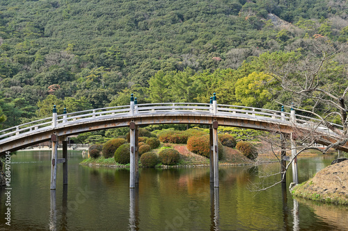 栗林公園の風景　偃月橋　香川県高松市 photo