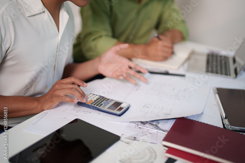 Fotografi A professional engineering team working on cost estimation and resource allocati