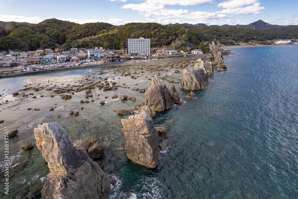 熊野の奇岩、橋杭岩(ドローンによる空撮)