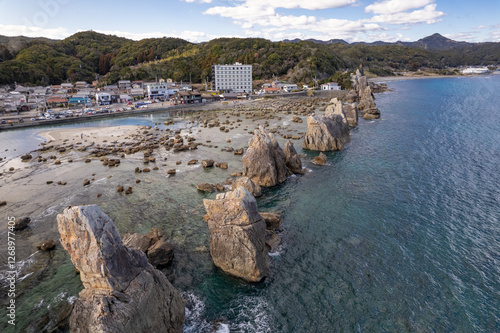 Obraz na płótnie 熊野の奇岩、橋杭岩(ドローンによる空撮) w salonie