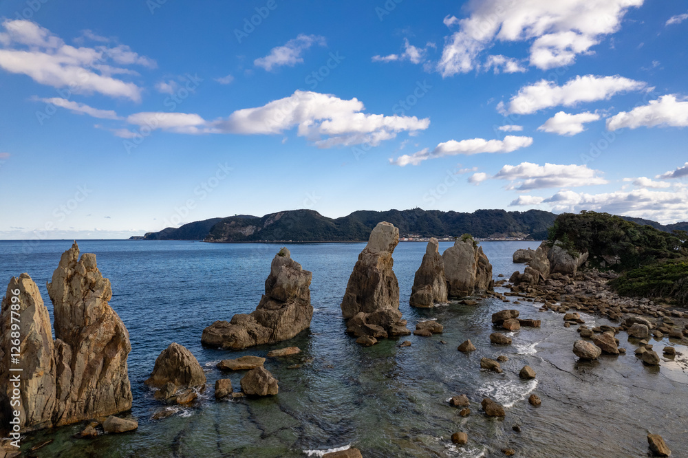 熊野の奇岩、橋杭岩(ドローンによる空撮)