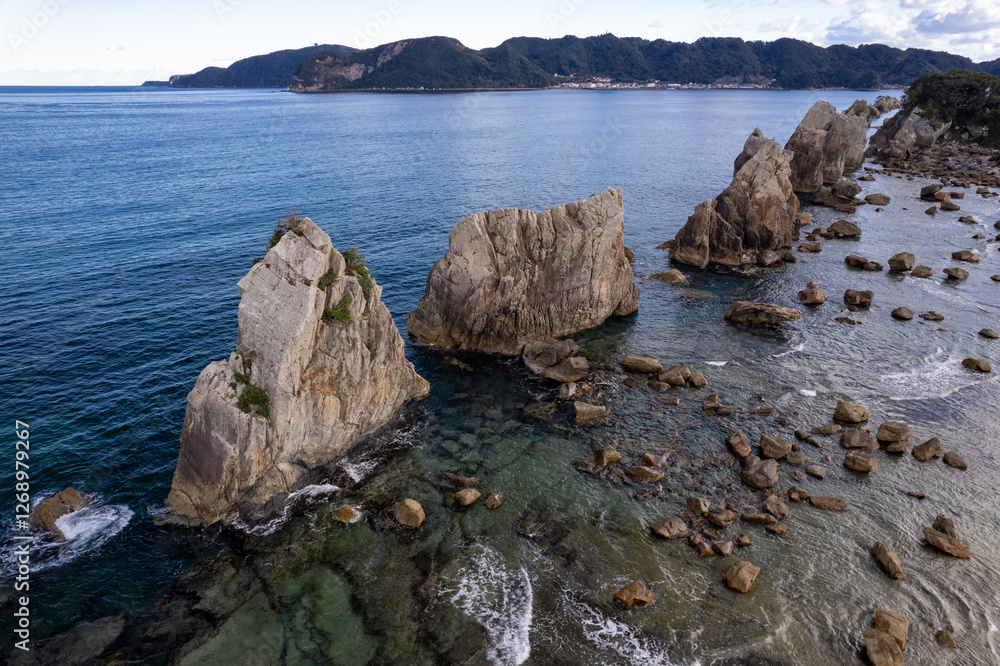 熊野の奇岩、橋杭岩(ドローンによる空撮)