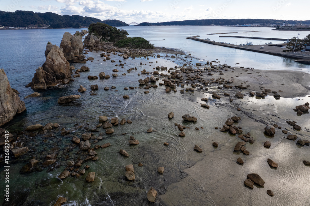 熊野の奇岩、橋杭岩(ドローンによる空撮)