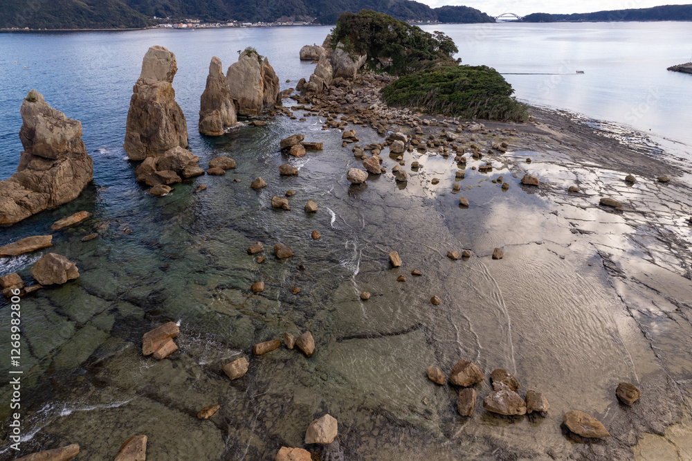 熊野の奇岩、橋杭岩(ドローンによる空撮)
