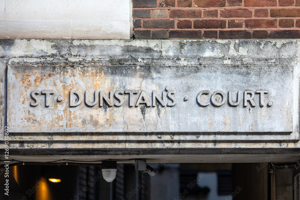 Obraz premium St. Dunstans Court on Fleet Street in London, UK