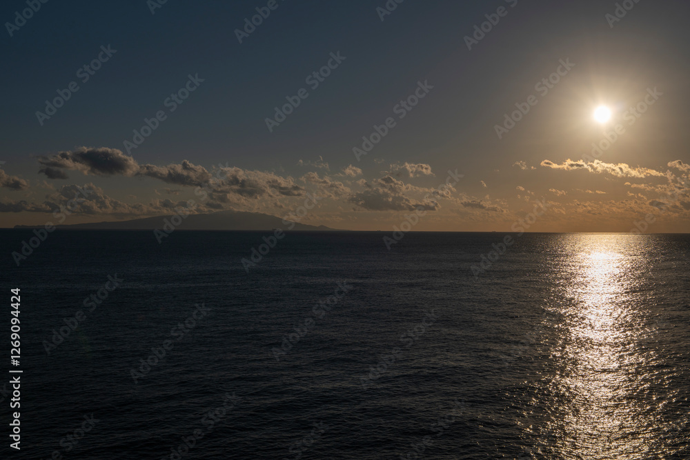 Naklejka premium 島影と朝焼け