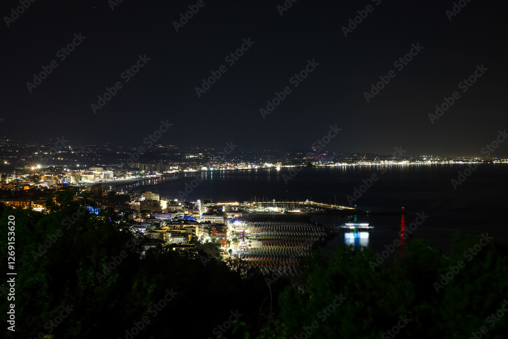 Veduta dall'alto della costa romagnola sul mare Adriatico da Gabicce a Rimini durante il tramonto in un giorno d'estate, Italia Veduta dall'alto della costa romagnola sul mare Adriatico da Gabicce a Rimini durante il tramonto in un giorno d'estate, Italia