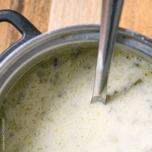  Leichte Hackfleisch-Lauch-Suppe mit frischen Zutaten für den Frühling photo