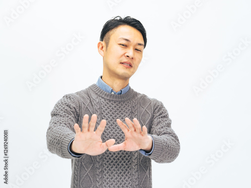 Cuadro en lienzo 男性、嫌がる、拒否、遠慮、辞退、断る、お断り、迷惑、NG、駄目、ミドルエイジ、日本人、避ける、ダメ出し、嫌悪感、不信感、ミドル、中年、30代、40代、おじさん、