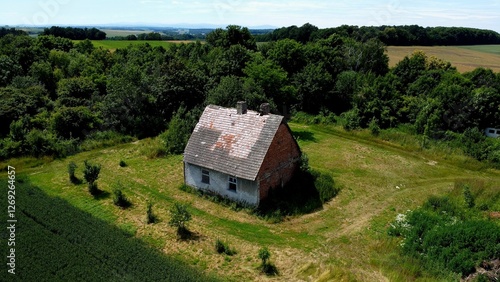 Samotny opuszczony domek photo