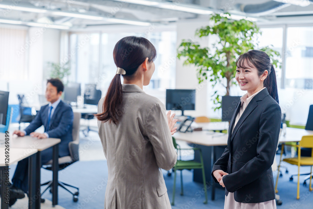 Fototapeta premium 先輩社員にオフィスを案内してもらうフレッシュな女性