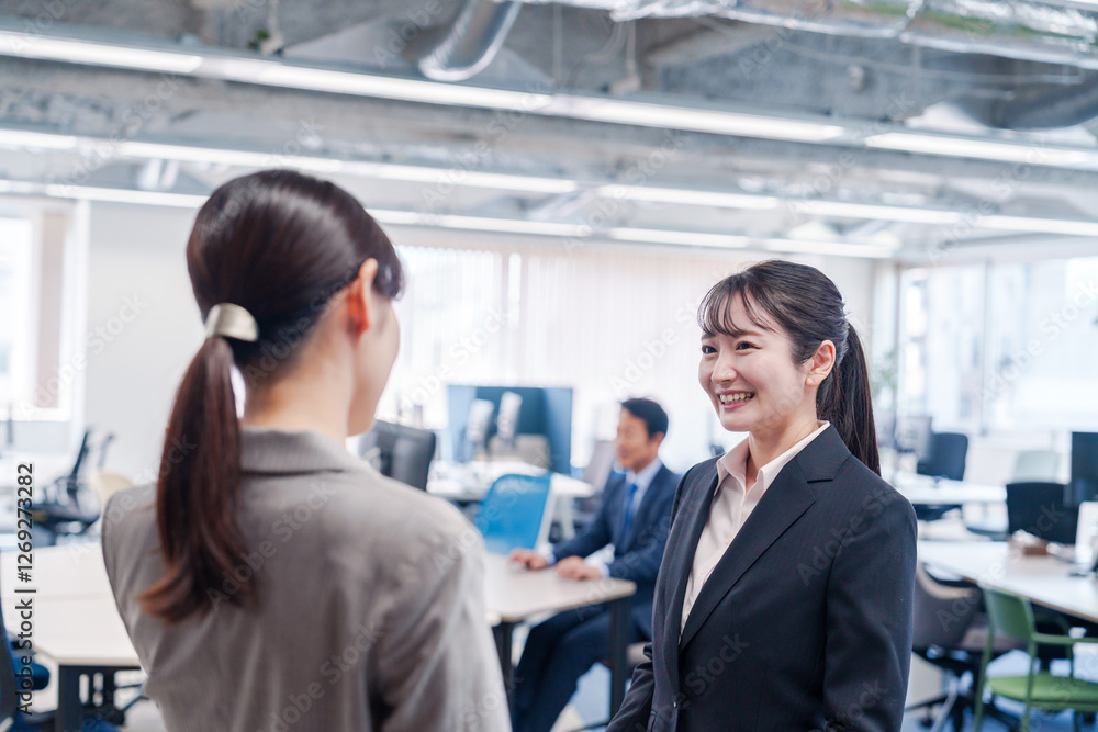 Fototapeta premium 先輩社員にオフィスを案内してもらうフレッシュな女性