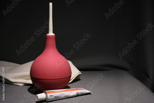 Quadro em tela A pear-shaped rubber enema with a white tip