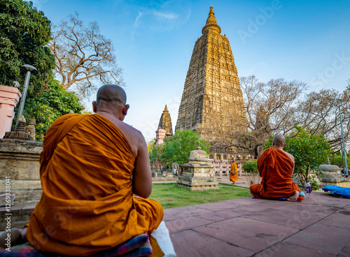 Fotografie Majestic Mahabodhi Temple in Bodh Gaya, a UNESCO World Heritage site and the place where Buddha attained enlightenment
