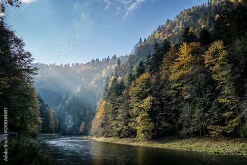 Fototapeta Naklejka Na Ścianę i Meble -  Poland: River Dunajec in the Pieniny Mountains on the border of Slovakia and Poland