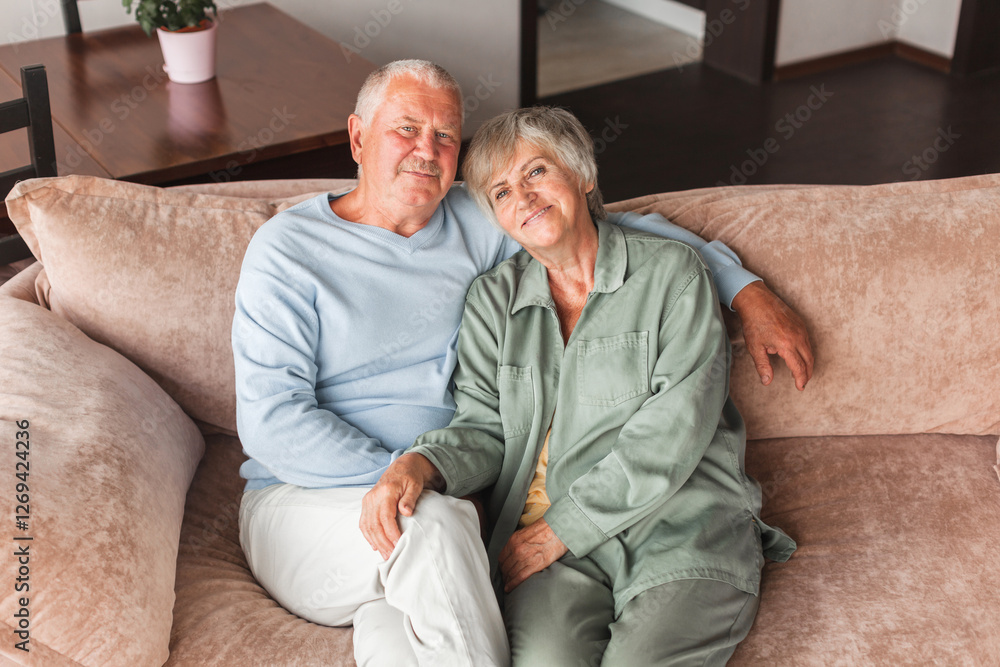 Φωτογραφία Portrait of a beautiful senior couple embracing each other, sitting on the couch