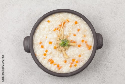 Add chicken and porridge. Cut the chicken into pieces, strain through a large sieve to loosen the meat, add non-glutinous rice, add soy sauce, boil again, and season.
 닭고기를 넣고 쑨 죽. 닭고기를 토막 쳐서 살이 풀어지도록