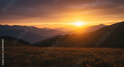 Fondo de pantalla de paisaje de montaña con puesta de sol dorada